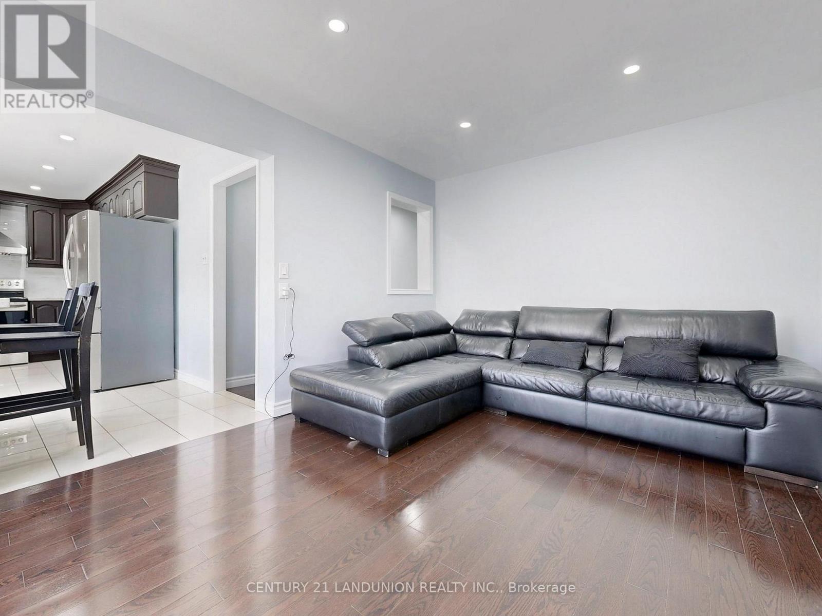 Photo 13 of 25 Bemerton Court, Toronto ON