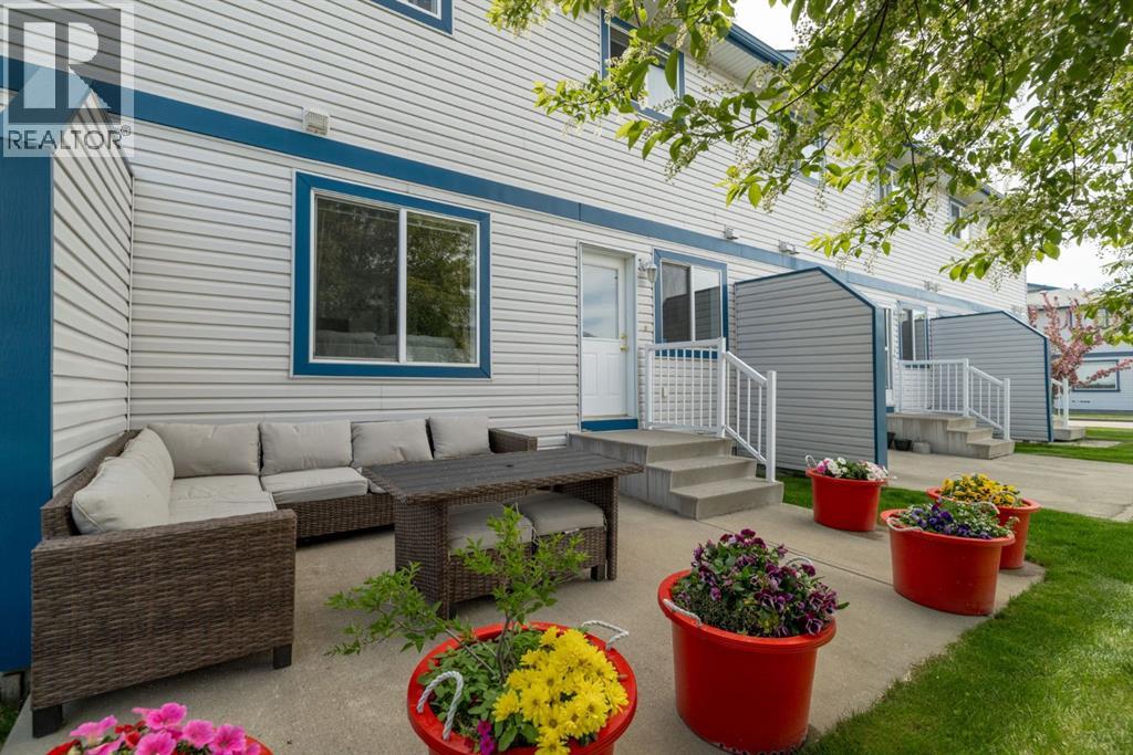 Photo 2 of 31 33 Stonegate Drive Nw, Airdrie AB