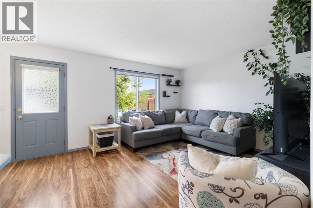 Photo 11 of 31 33 Stonegate Drive Nw, Airdrie AB