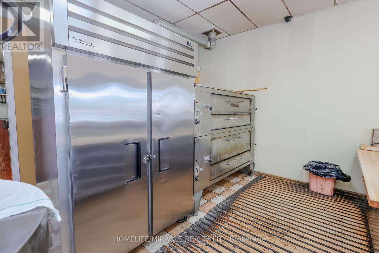 Photo 10 of 1146 Dufferin Avenue, Chathamkent ON