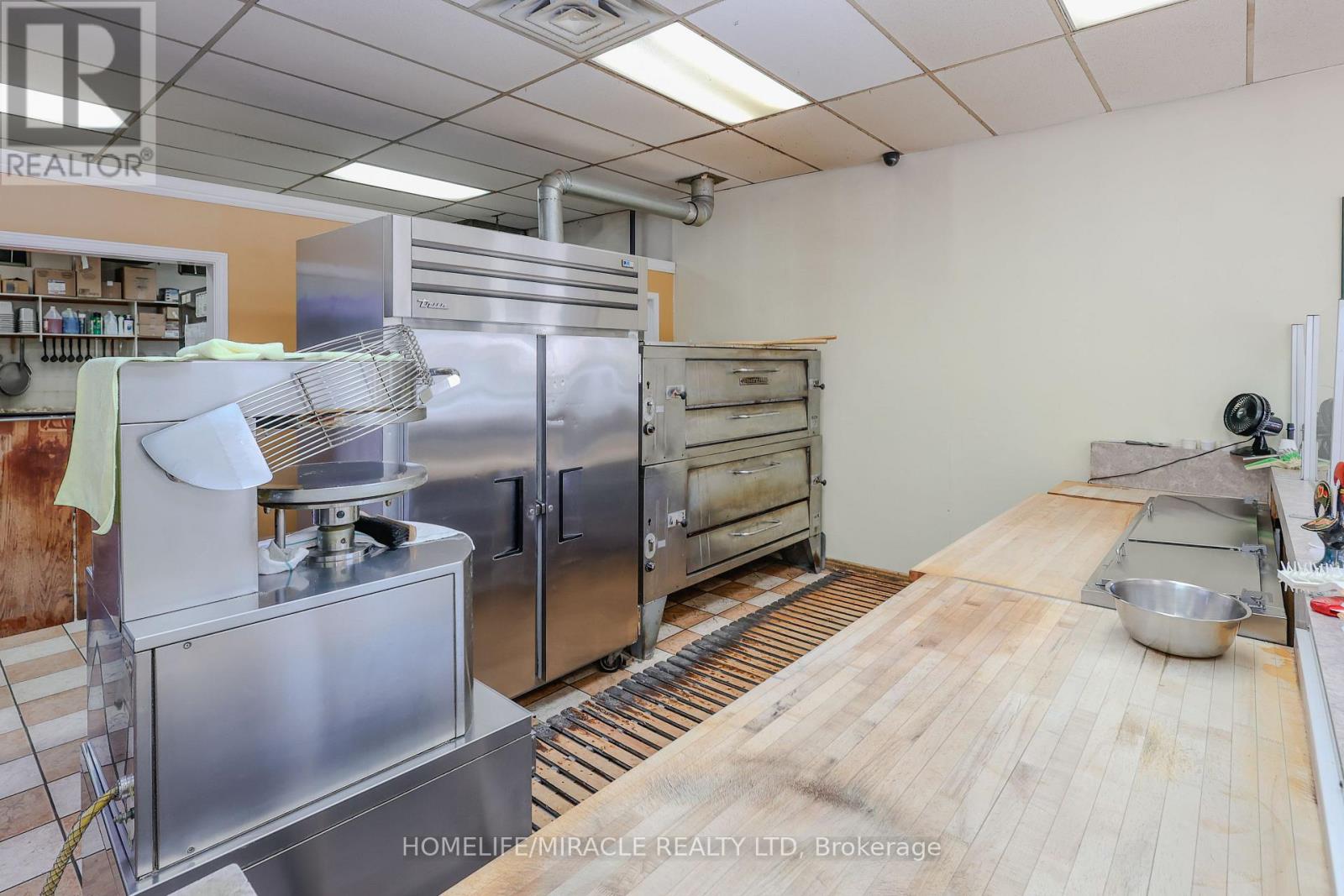 Photo 6 of 1146 Dufferin Avenue, Chathamkent ON