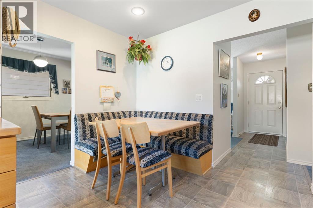 Photo 7 of 10535 Shillington Crescent Sw, Calgary AB