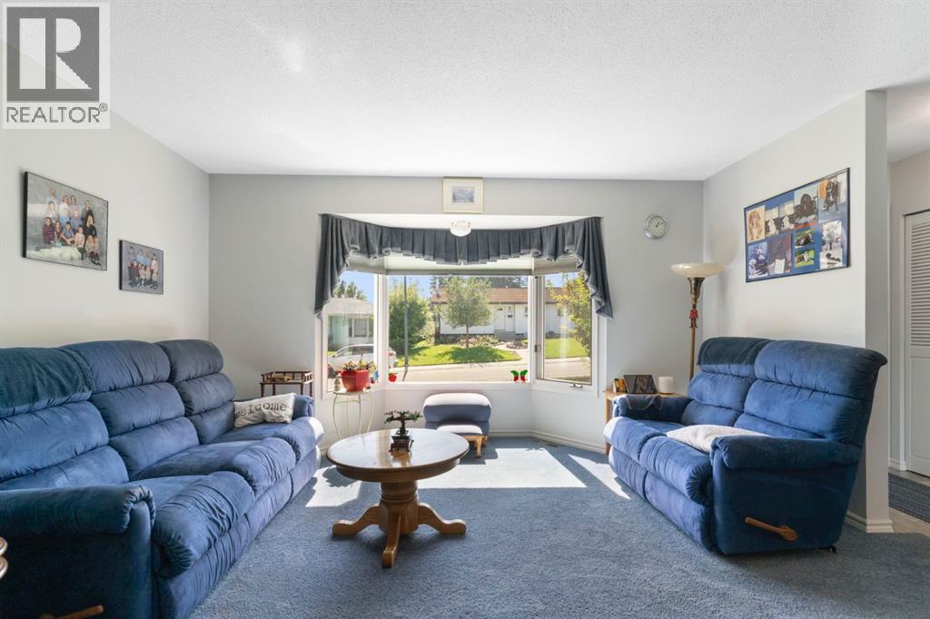 Photo 4 of 10535 Shillington Crescent Sw, Calgary AB