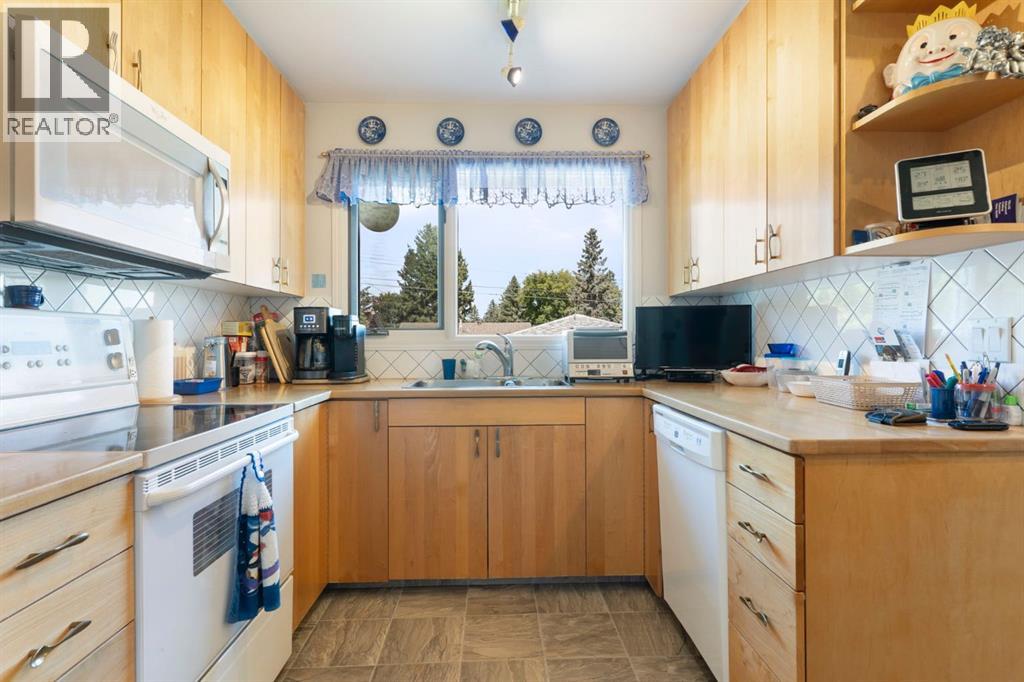 Photo 6 of 10535 Shillington Crescent Sw, Calgary AB