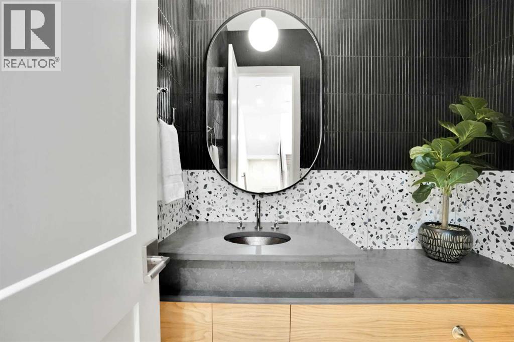 Photo 8 of 6312 Lacombe Way Sw, Calgary AB