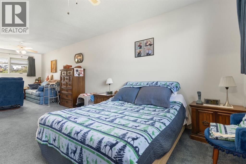 Photo 9 of 10535 Shillington Crescent Sw, Calgary AB