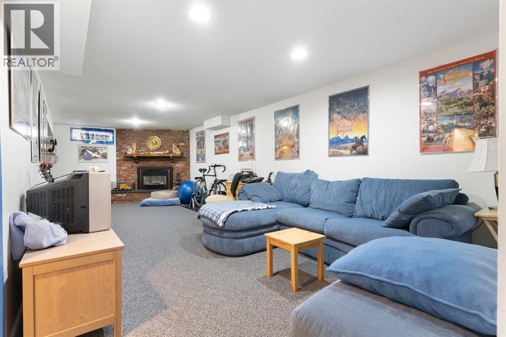 Photo 10 of 10535 Shillington Crescent Sw, Calgary AB