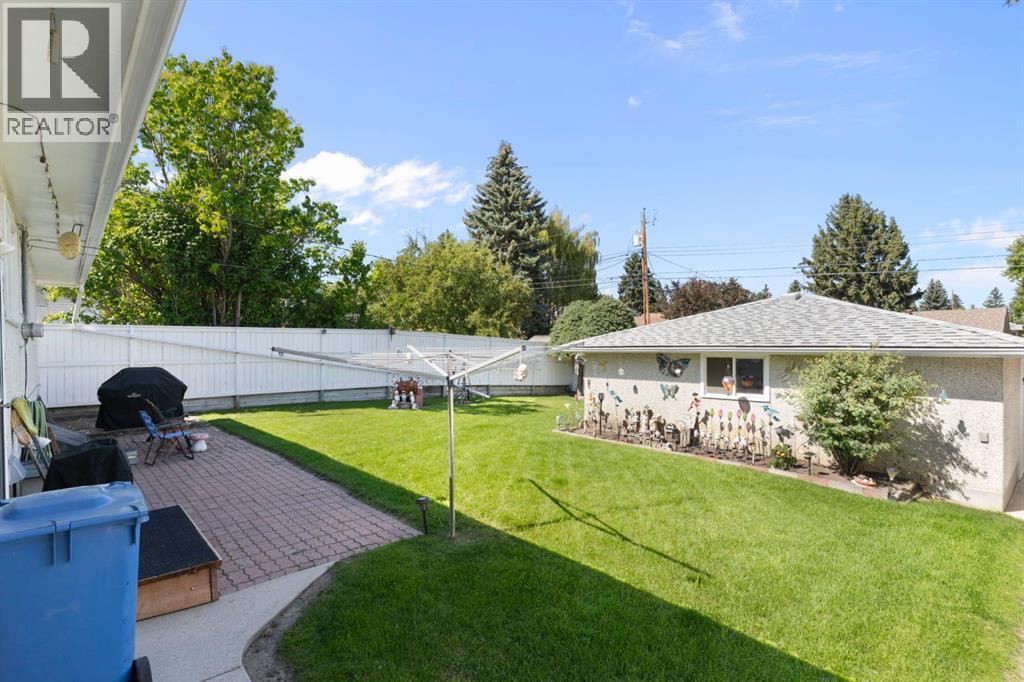 Photo 2 of 10535 Shillington Crescent Sw, Calgary AB