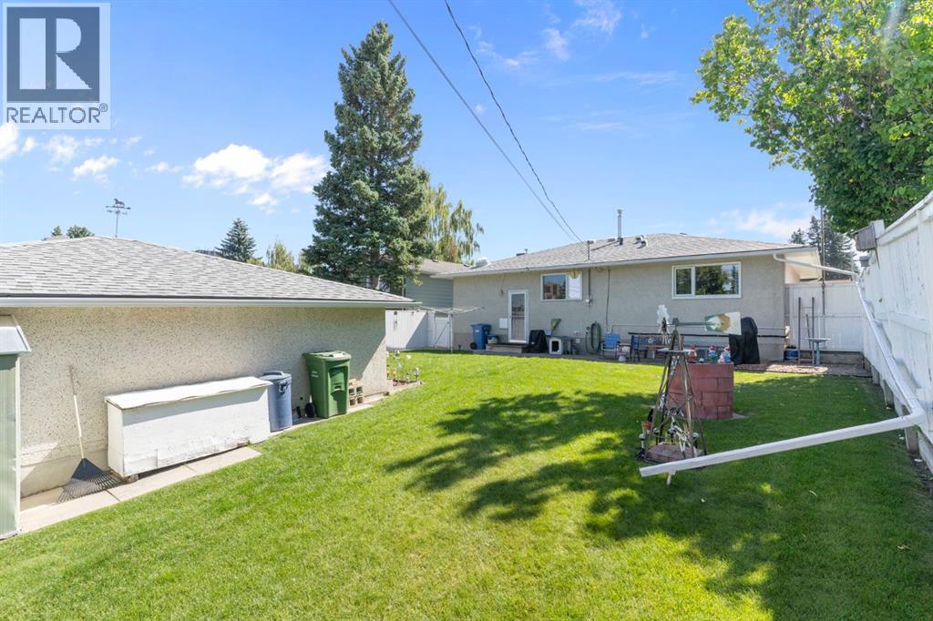 Photo 3 of 10535 Shillington Crescent Sw, Calgary AB