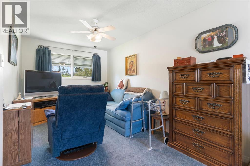Photo 8 of 10535 Shillington Crescent Sw, Calgary AB
