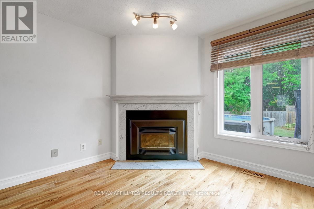 Photo 11 of 22 Hendrie Court, Ottawa ON