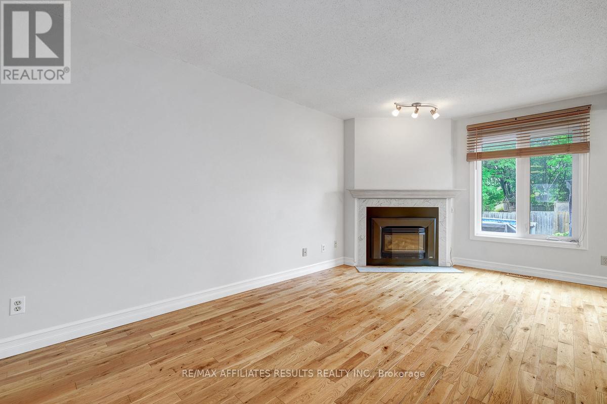 Photo 8 of 22 Hendrie Court, Ottawa ON