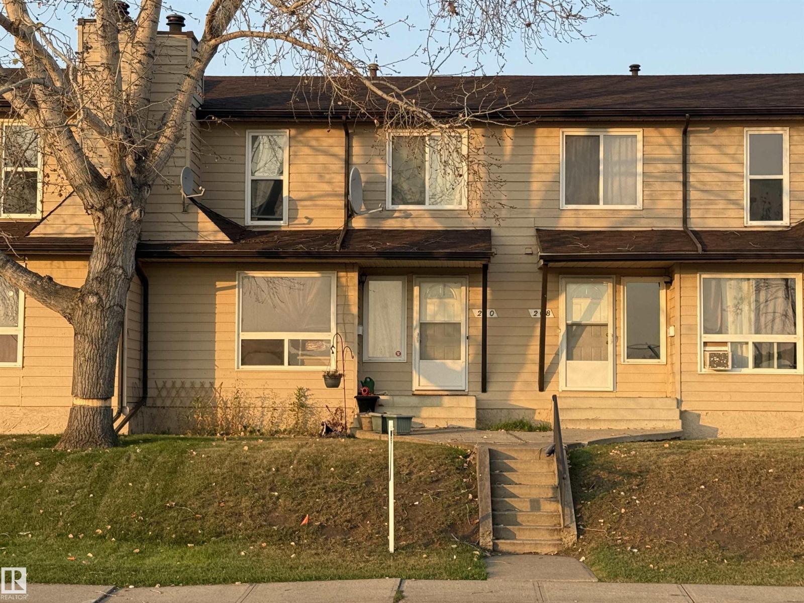 Photo 1 of 210 Warwick Rd Nw, Edmonton AB