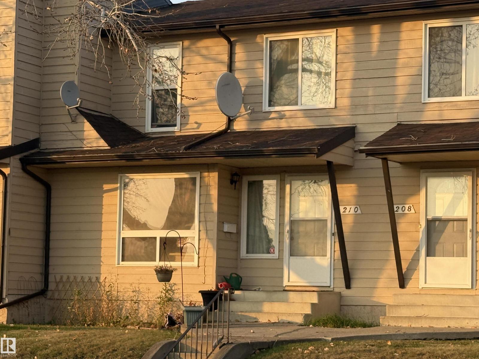 Photo 10 of 210 Warwick Rd Nw, Edmonton AB