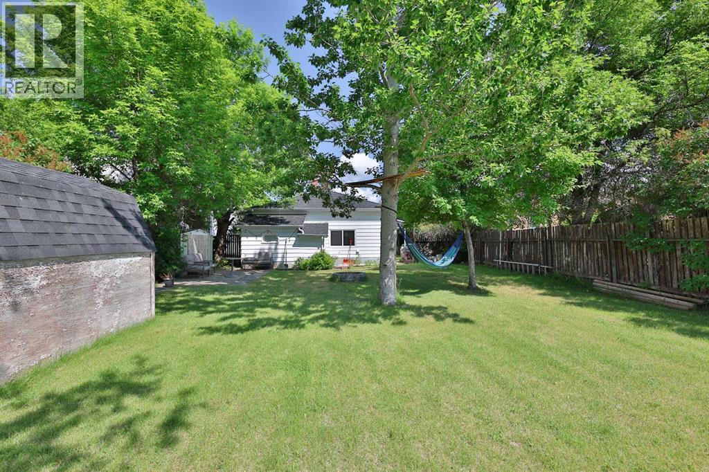 Photo 32 of 38 Broadway S, Raymond AB