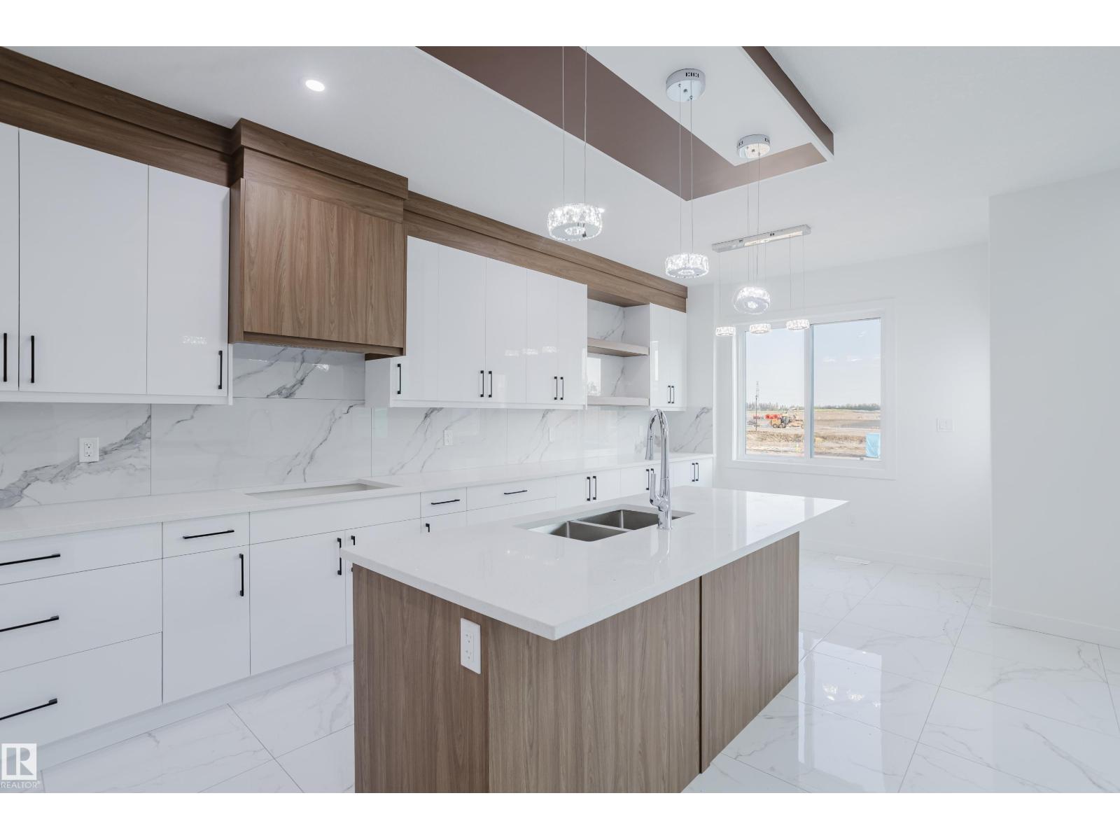 Photo 11 of 929 19 Av Nw, Edmonton AB