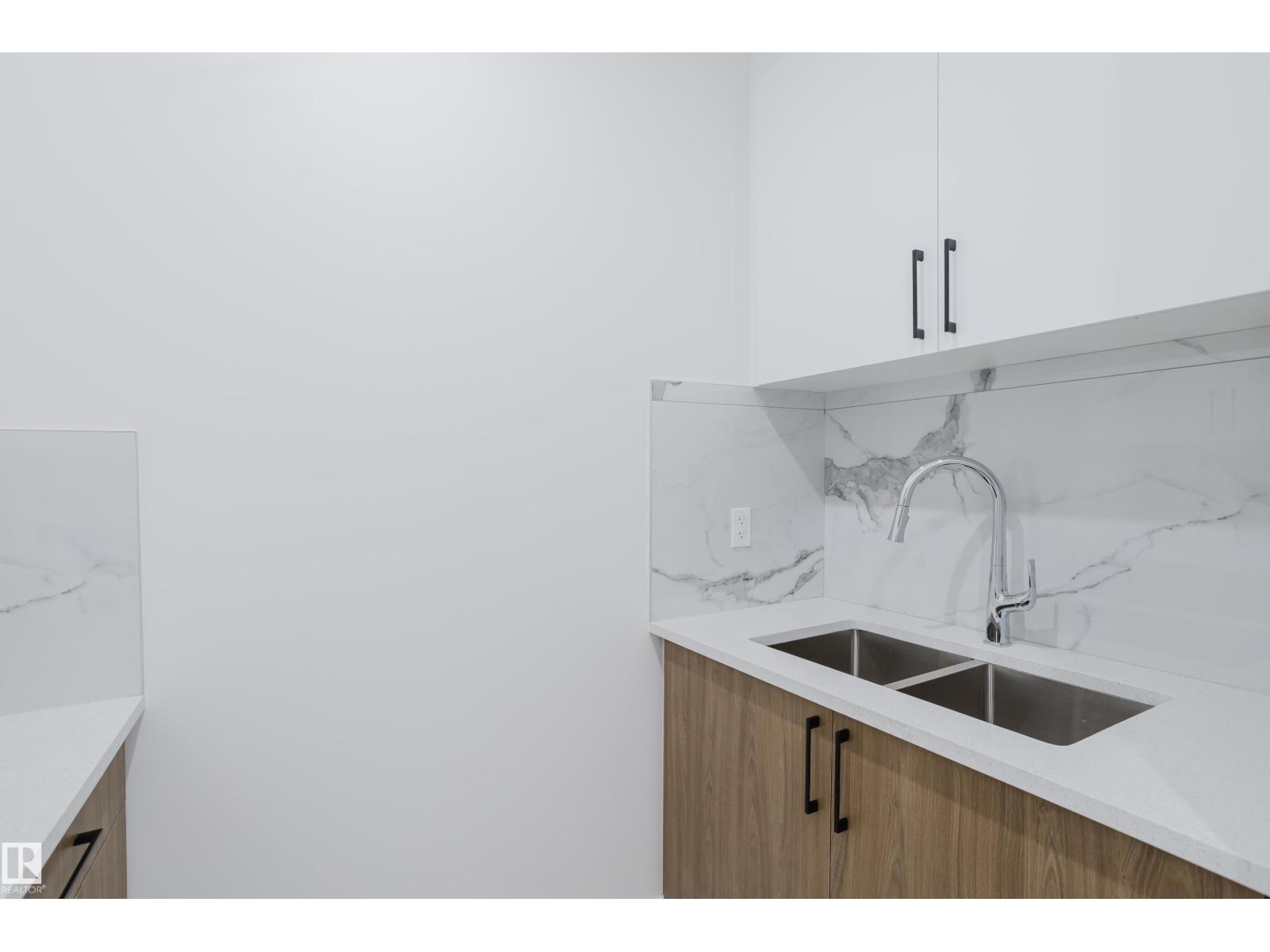 Photo 9 of 929 19 Av Nw, Edmonton AB