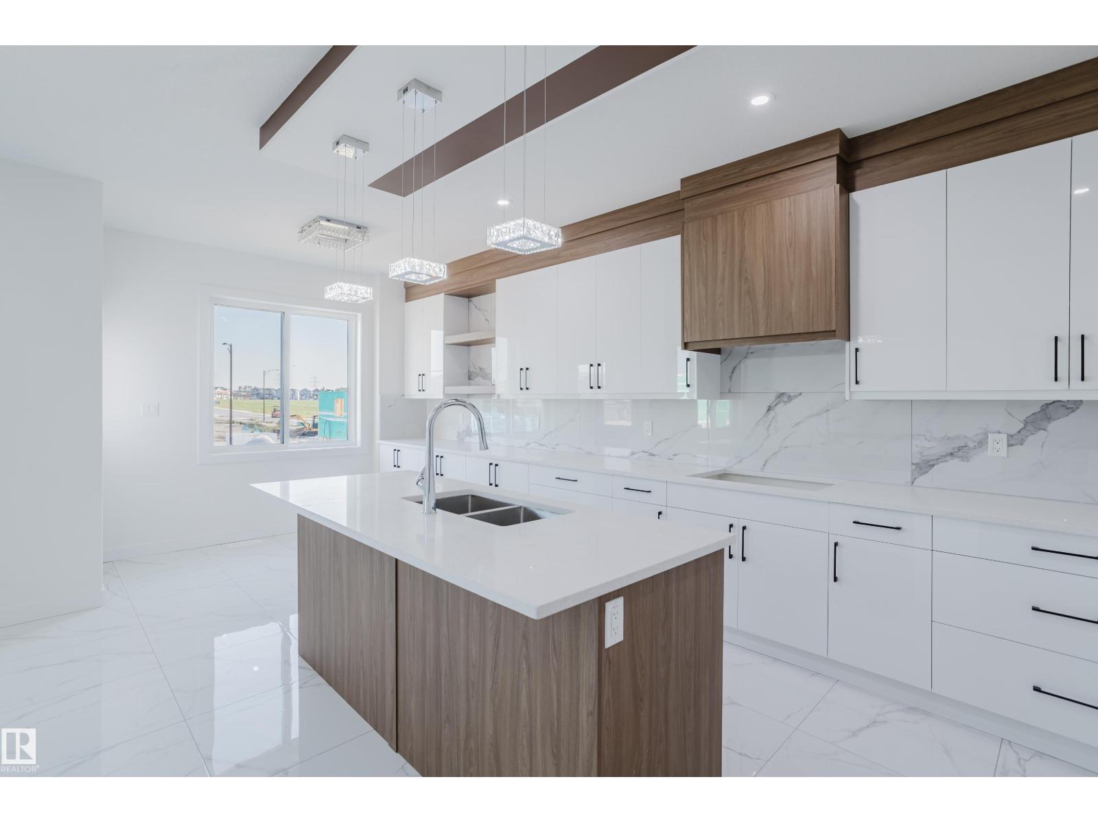 Photo 11 of 927 19 Av Nw, Edmonton AB