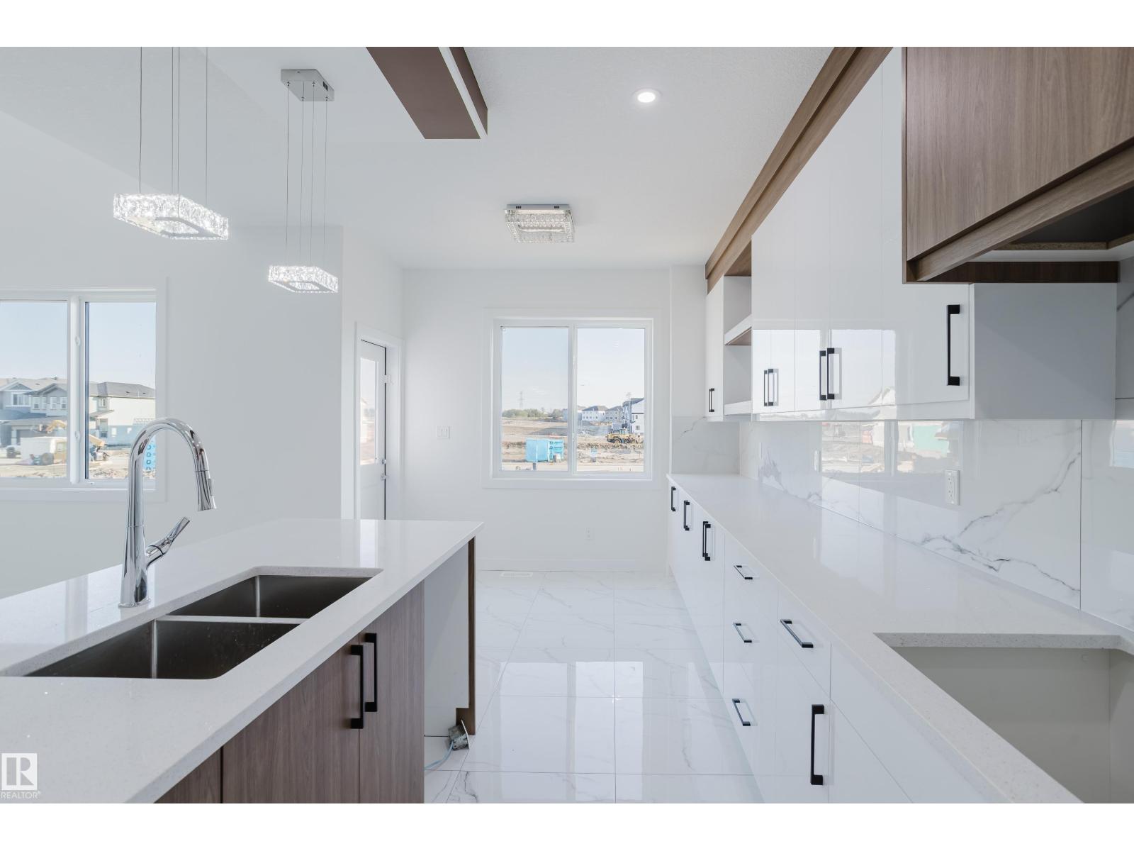 Photo 15 of 927 19 Av Nw, Edmonton AB