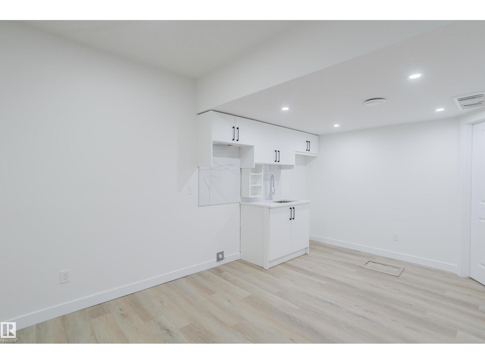 Photo 45 of 927 19 Av Nw, Edmonton AB