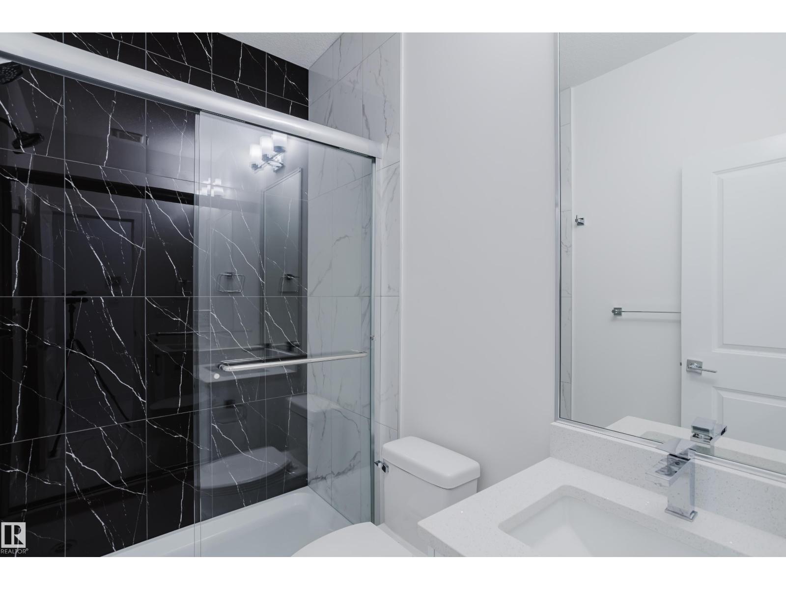 Photo 5 of 927 19 Av Nw, Edmonton AB