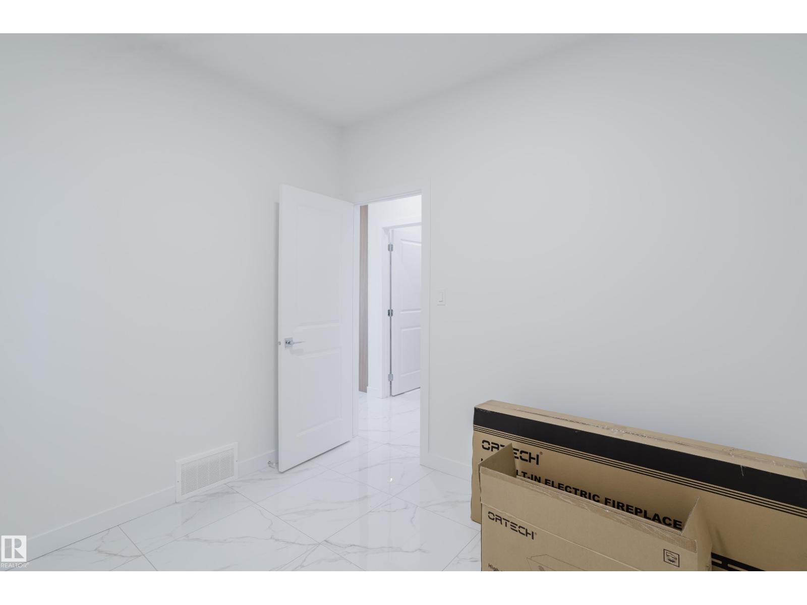 Photo 7 of 927 19 Av Nw, Edmonton AB