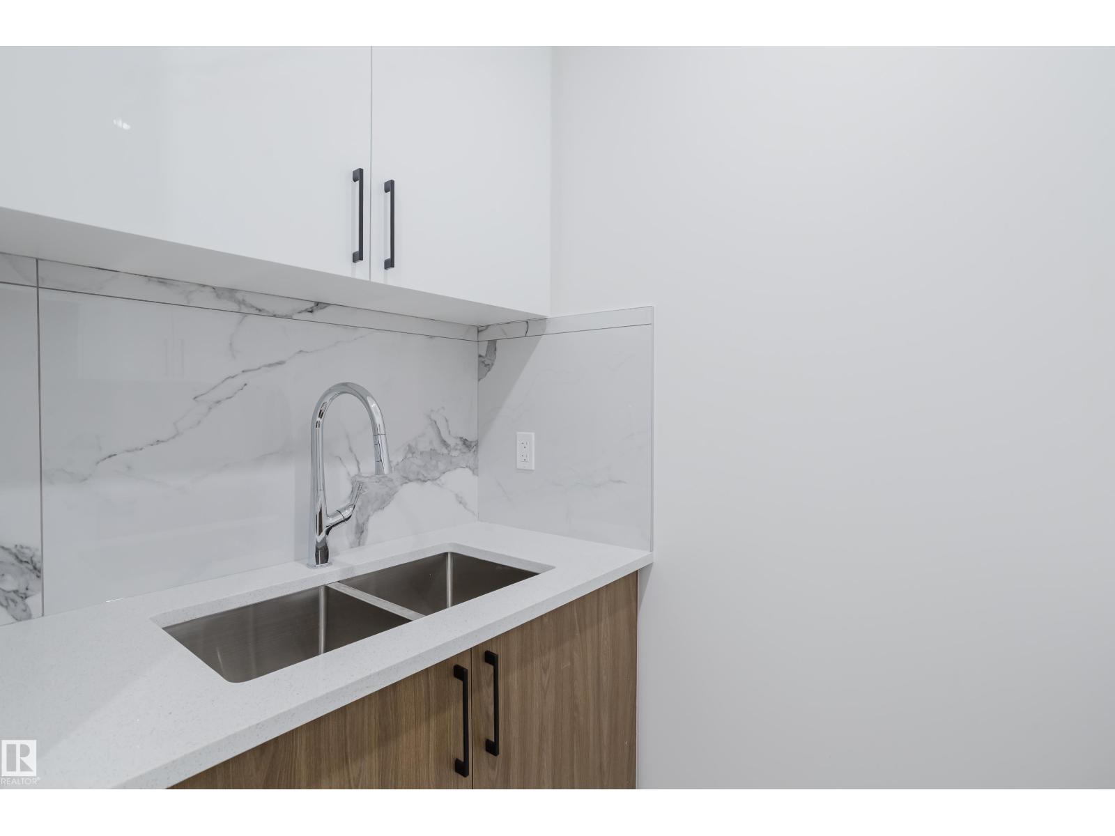 Photo 9 of 927 19 Av Nw, Edmonton AB