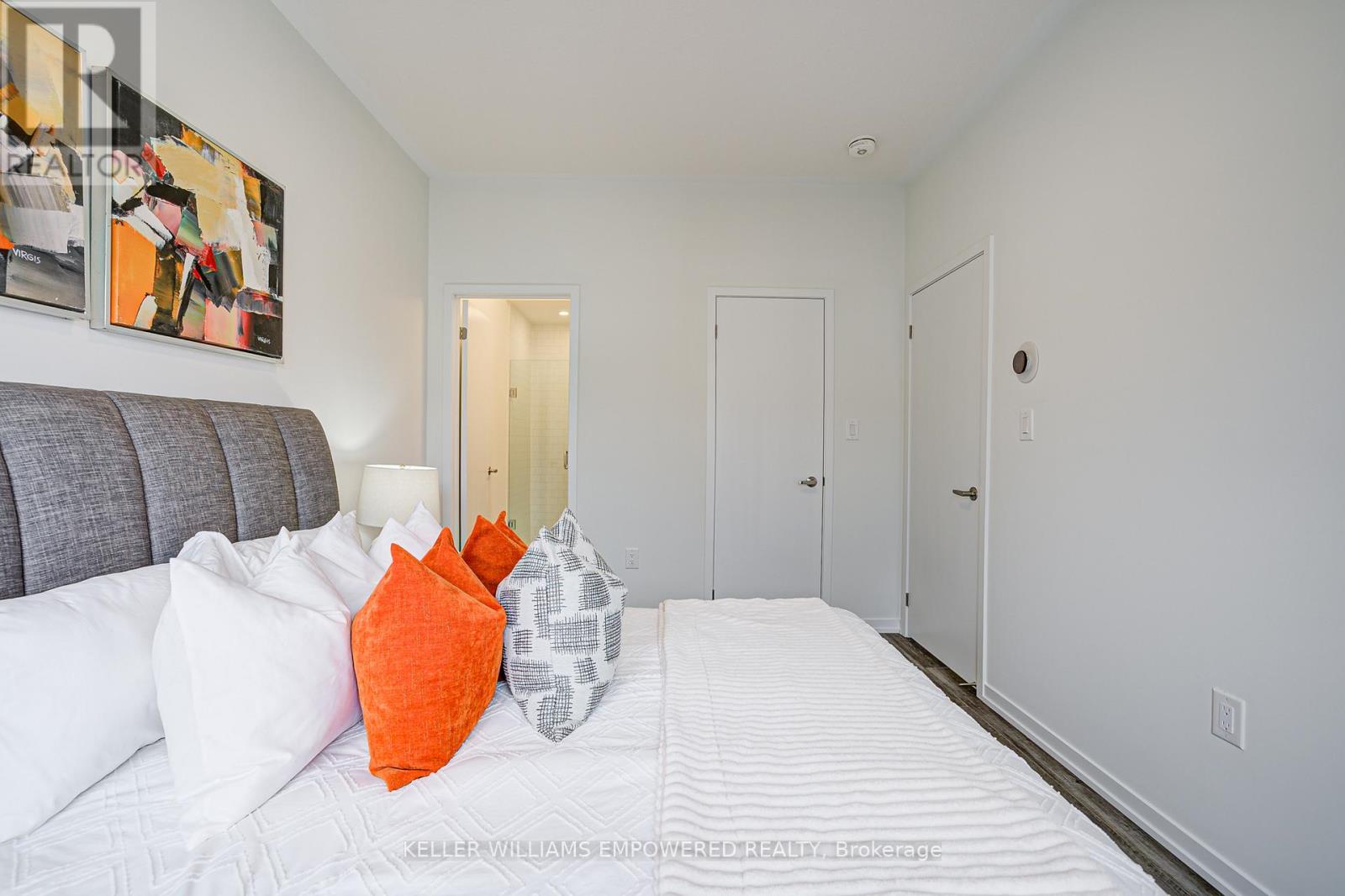 Photo 10 of 73 Matawin Lane, Richmond Hill ON