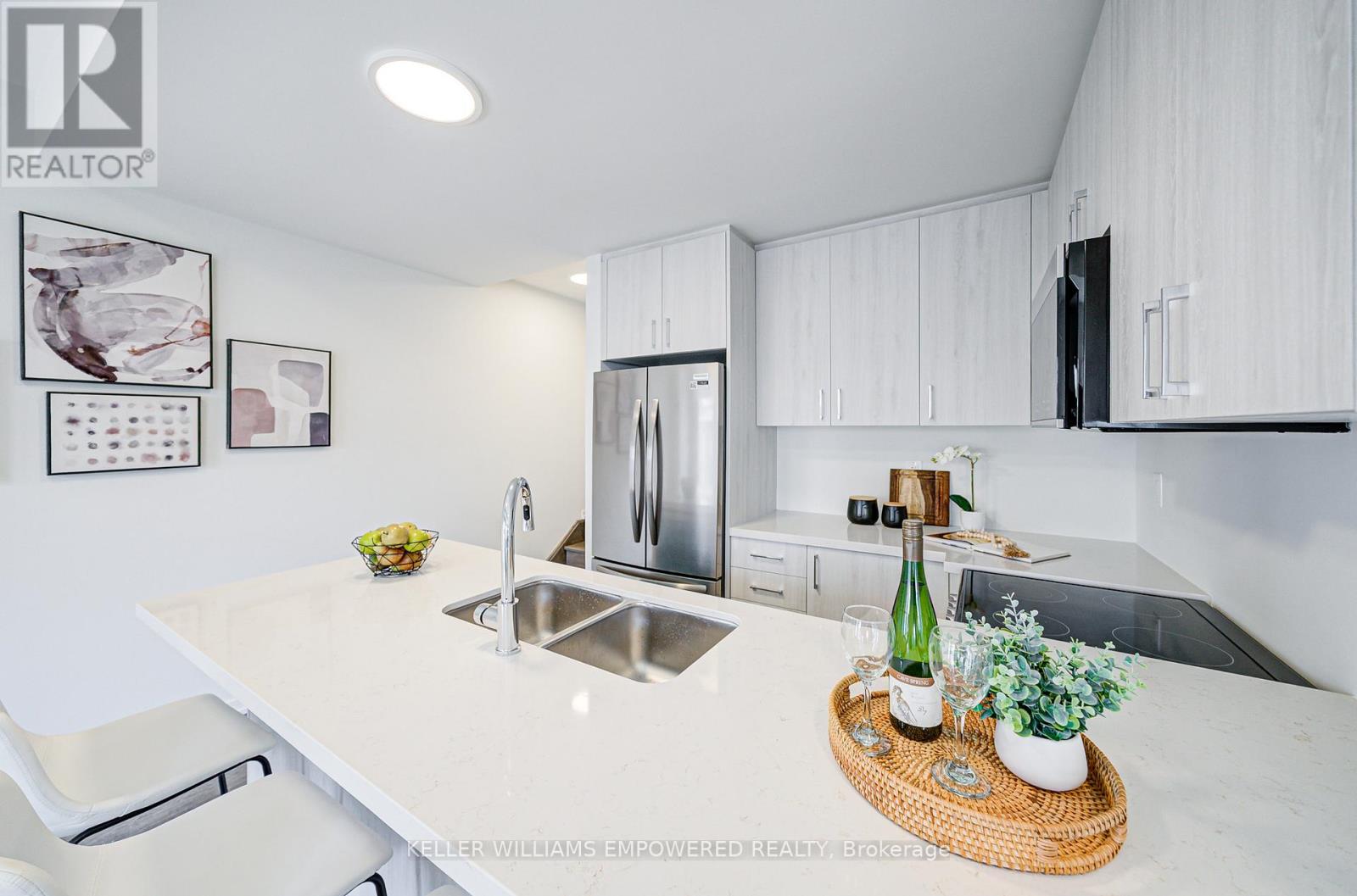 Photo 4 of 73 Matawin Lane, Richmond Hill ON
