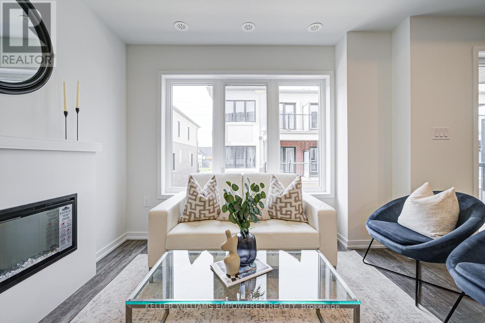 Photo 5 of 73 Matawin Lane, Richmond Hill ON