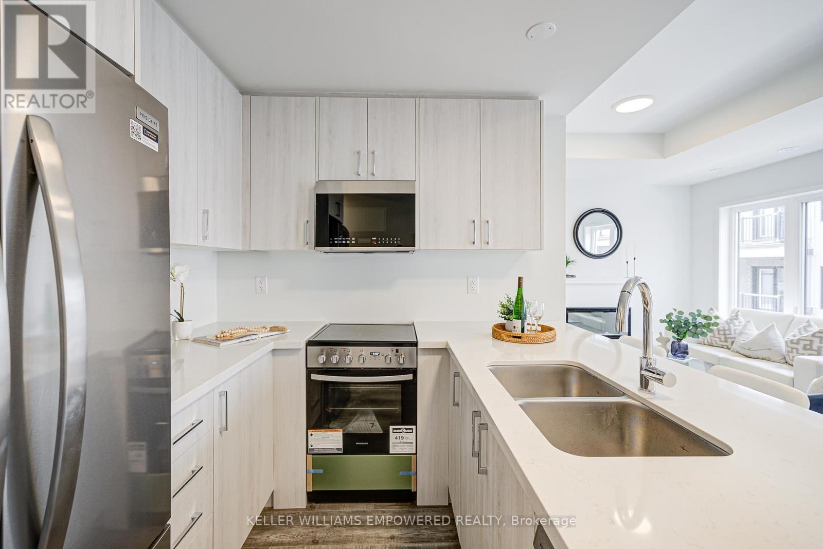 Photo 6 of 73 Matawin Lane, Richmond Hill ON
