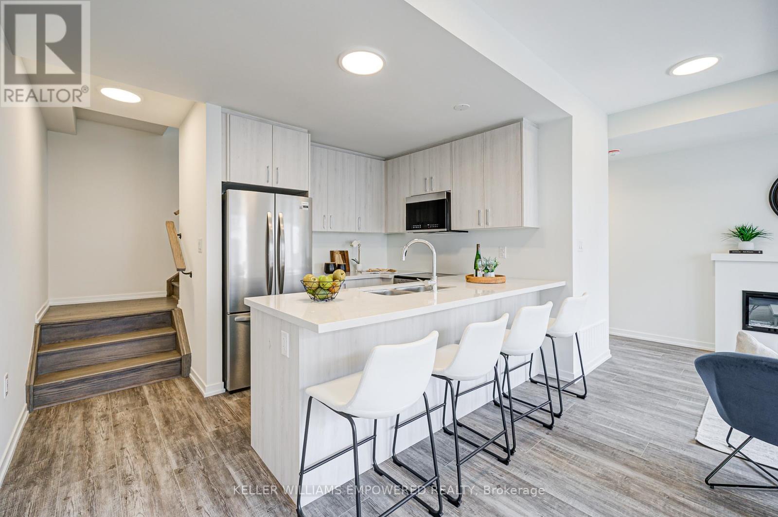 Photo 7 of 73 Matawin Lane, Richmond Hill ON