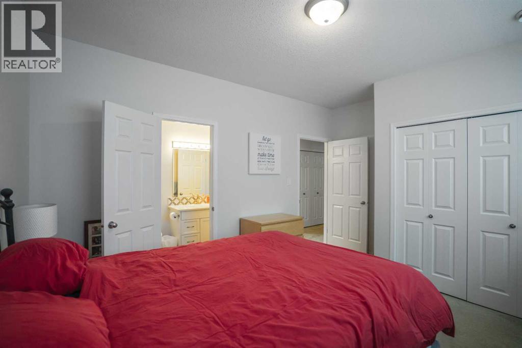 Photo 2 of 36 5302 47 Street E, Camrose AB