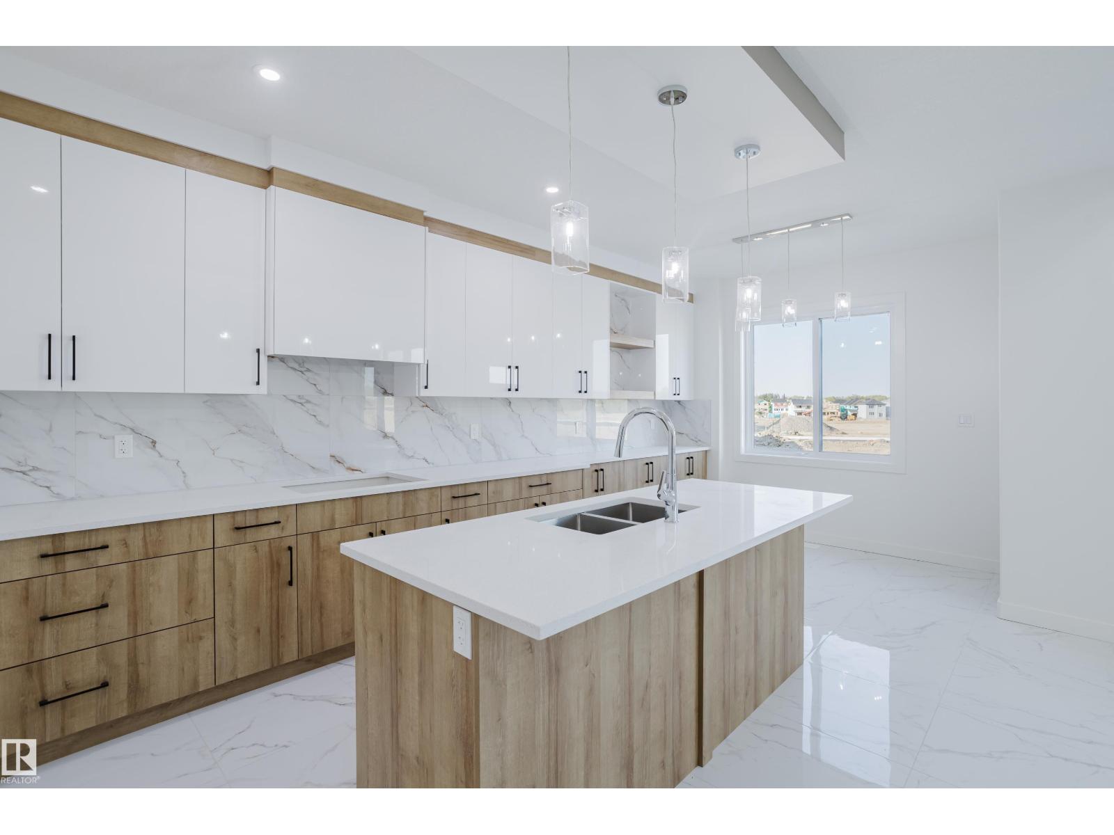 Photo 10 of 924 15 Av Nw, Edmonton AB