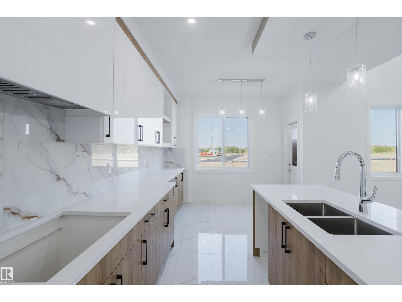 Photo 14 of 924 15 Av Nw, Edmonton AB
