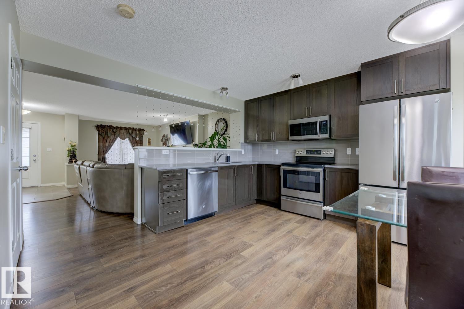 Photo 12 of 754 Eagleson Cr Nw, Edmonton AB