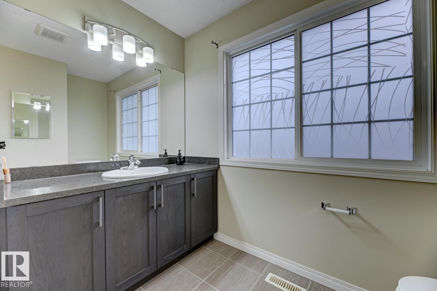 Photo 20 of 754 Eagleson Cr Nw, Edmonton AB