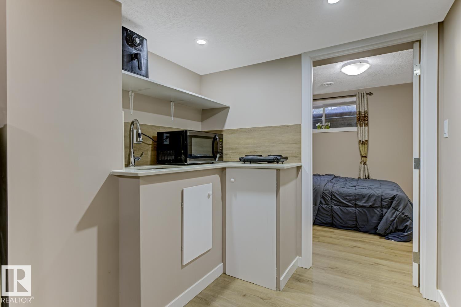 Photo 25 of 754 Eagleson Cr Nw, Edmonton AB