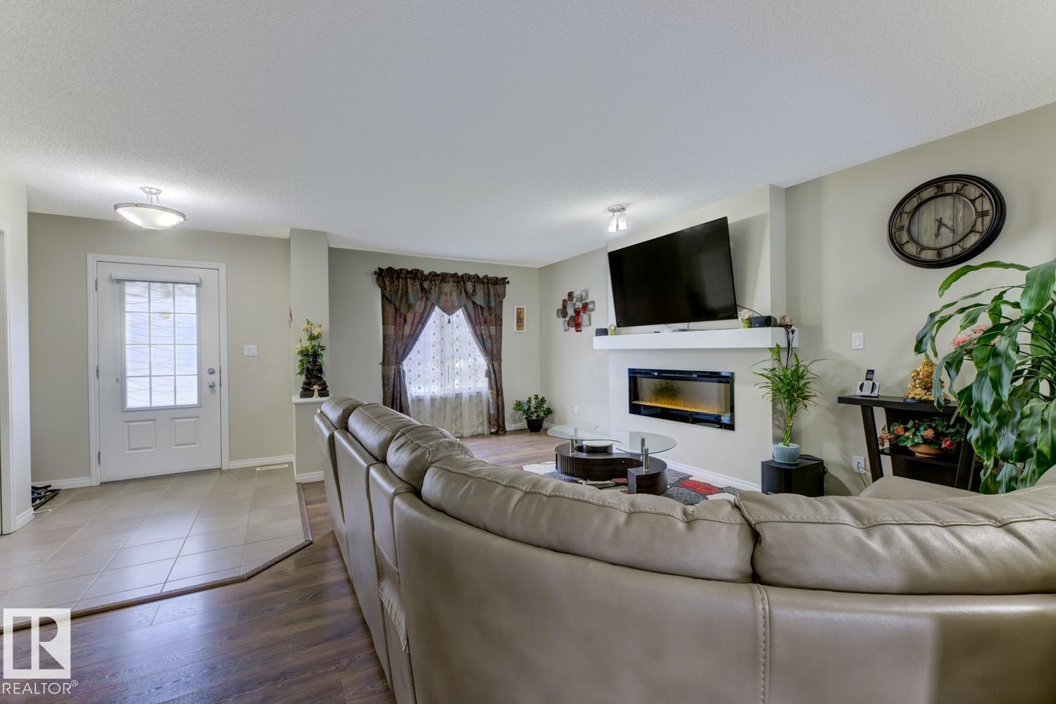 Photo 3 of 754 Eagleson Cr Nw, Edmonton AB