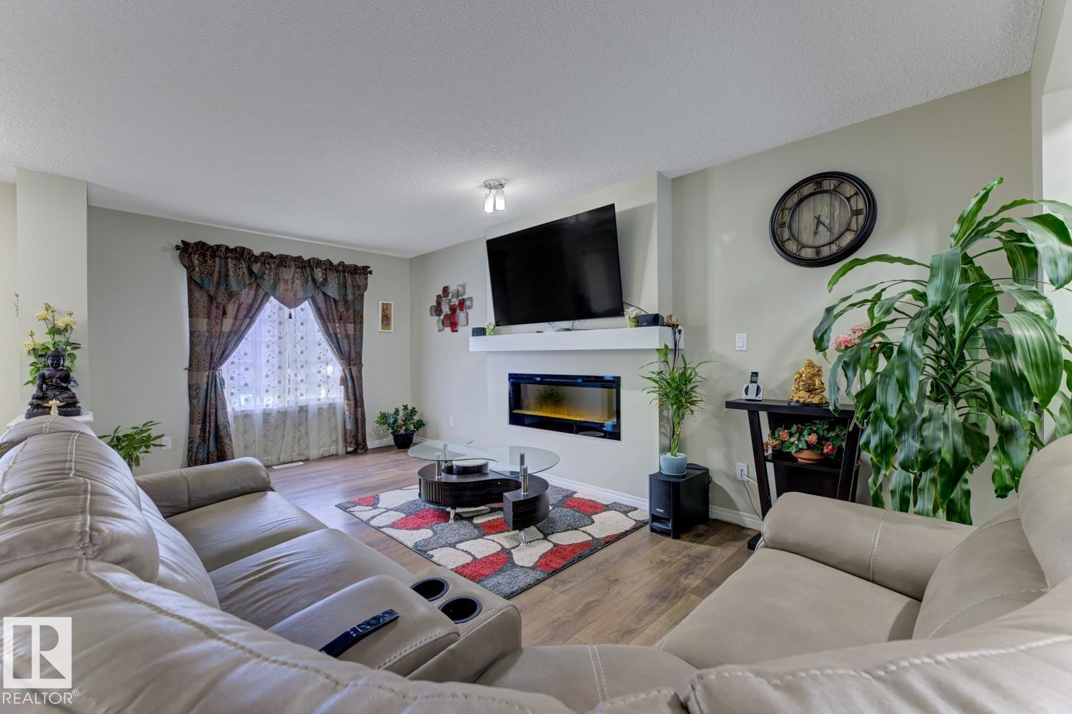 Photo 4 of 754 Eagleson Cr Nw, Edmonton AB
