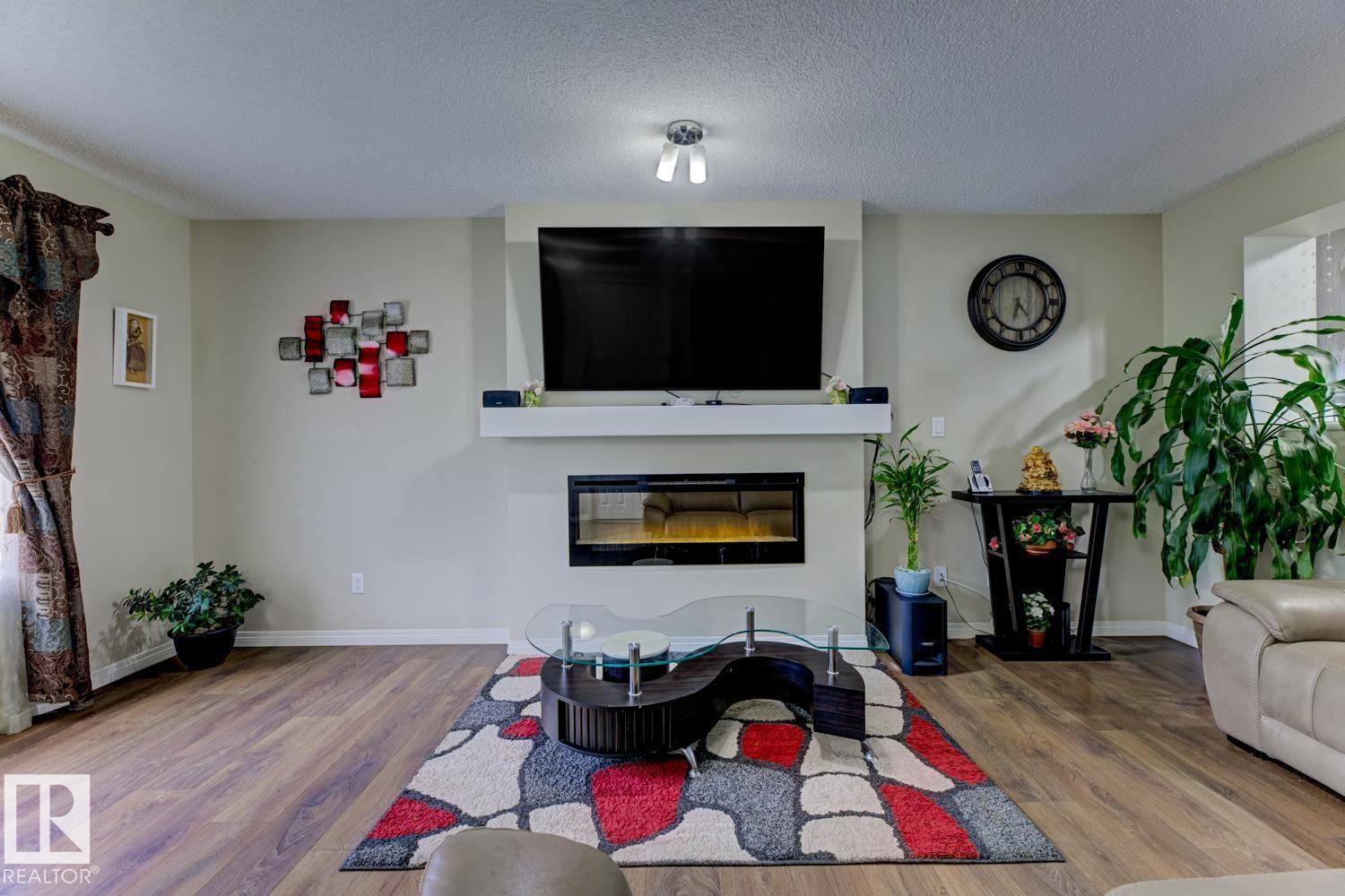 Photo 5 of 754 Eagleson Cr Nw, Edmonton AB