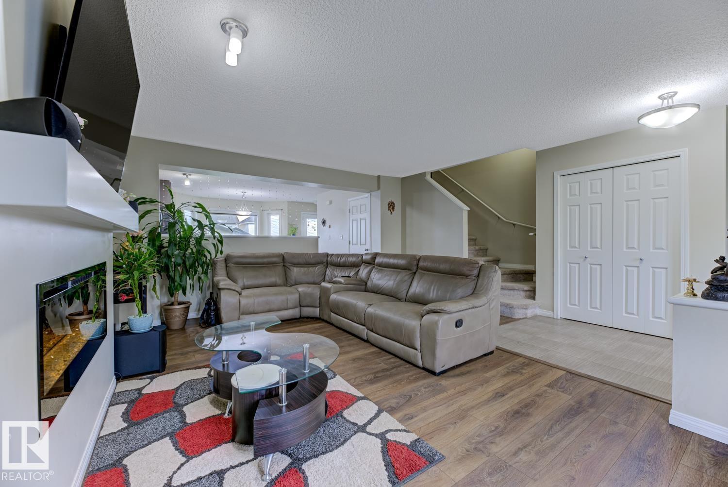 Photo 8 of 754 Eagleson Cr Nw, Edmonton AB