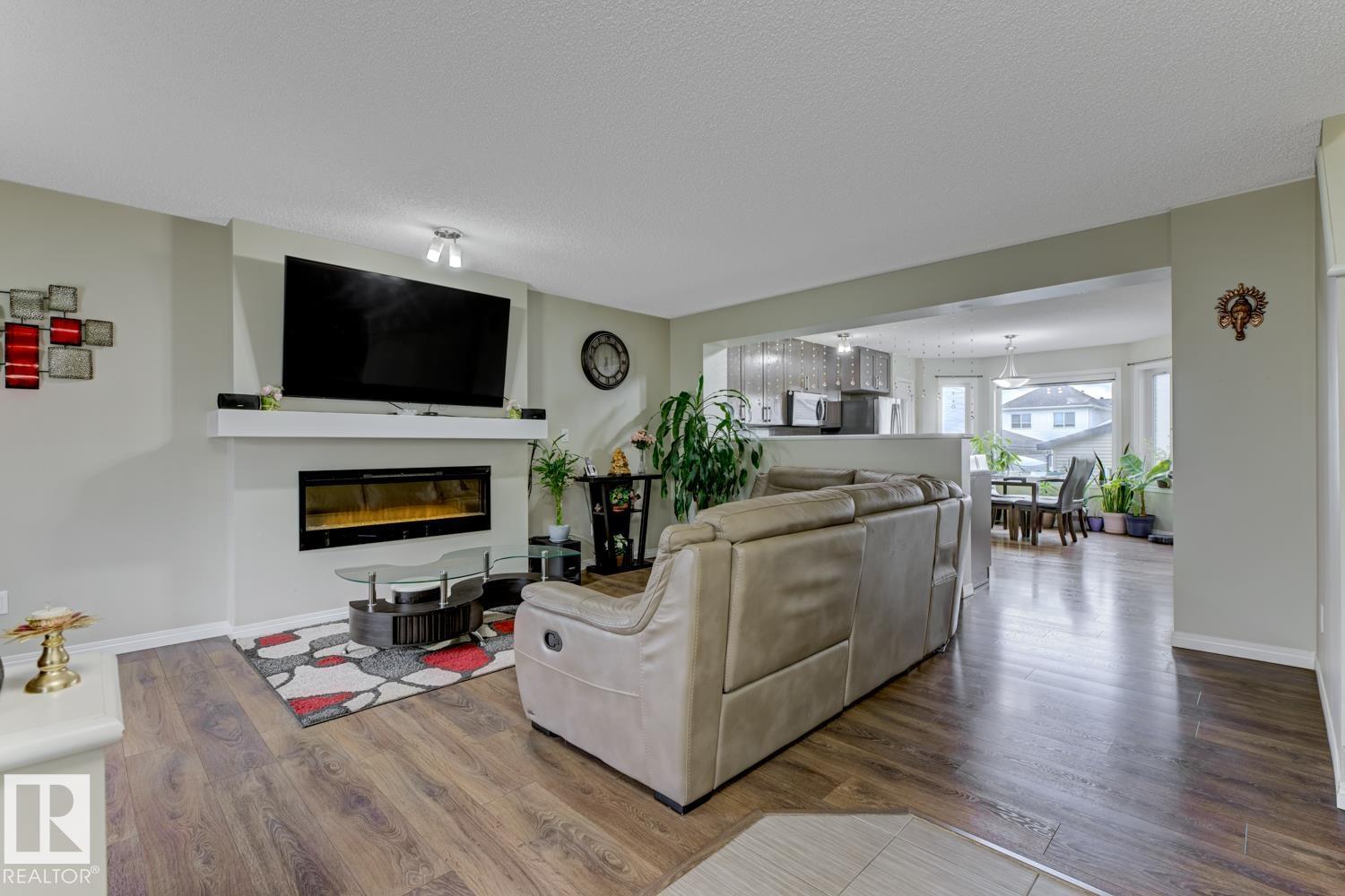 Photo 9 of 754 Eagleson Cr Nw, Edmonton AB