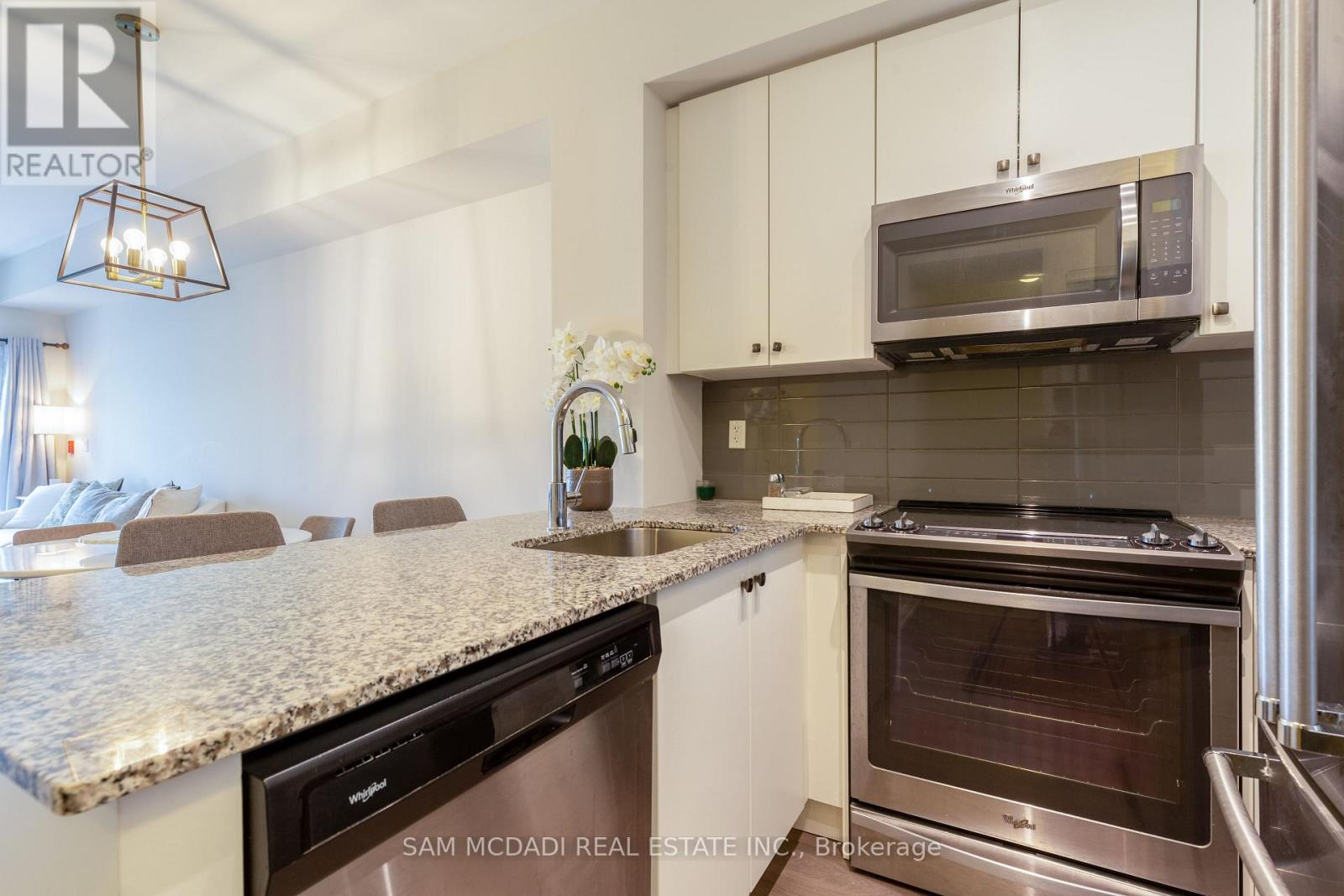 Photo 14 of 114 555 William Graham Drive, Aurora ON