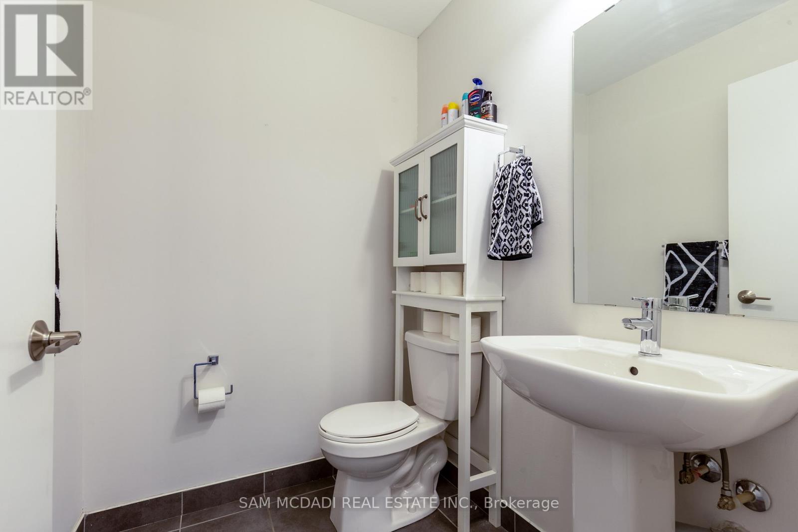 Photo 21 of 114 555 William Graham Drive, Aurora ON