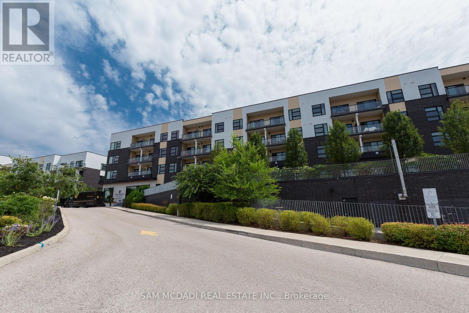 Photo 6 of 114 555 William Graham Drive, Aurora ON