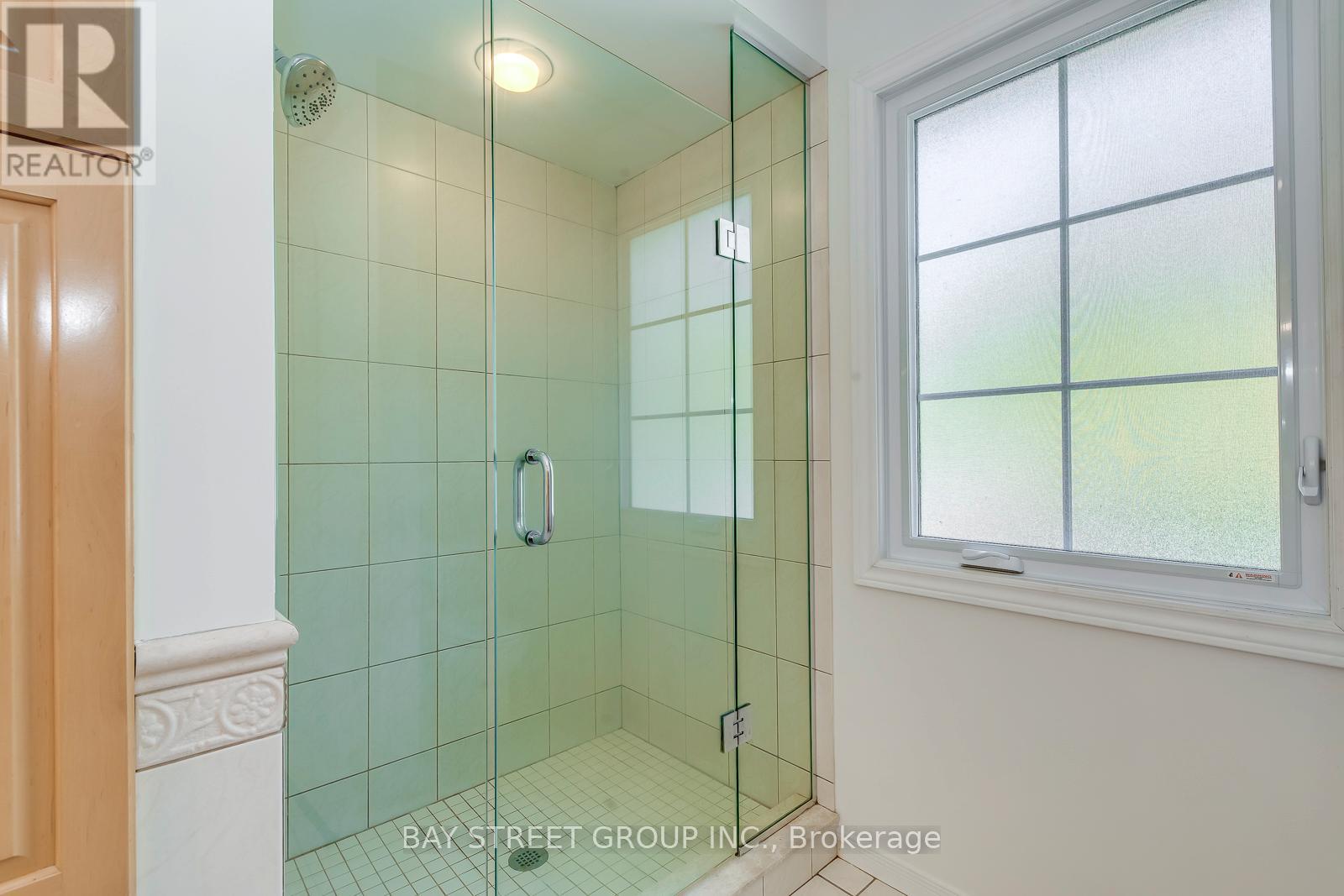 Photo 31 of 130 All Saints Crescent, Oakville ON