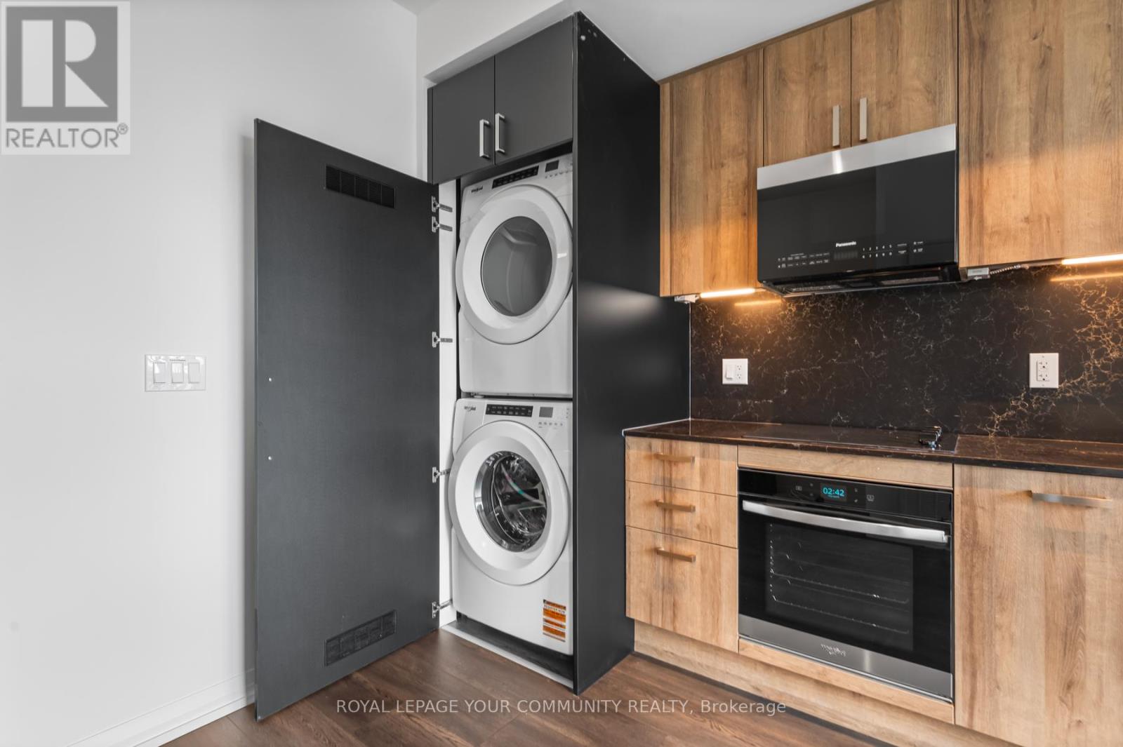 Photo 23 of 2708 280 Dundas Street W, Toronto ON