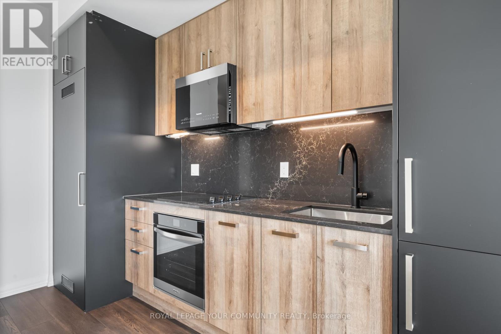 Photo 4 of 2708 280 Dundas Street W, Toronto ON