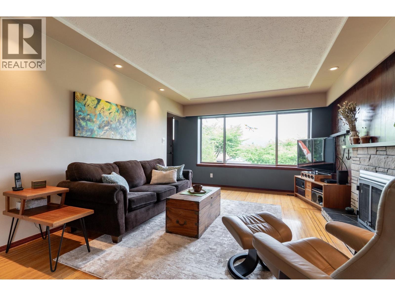 Photo 4 of 4362 Cambridge Street, Burnaby BC